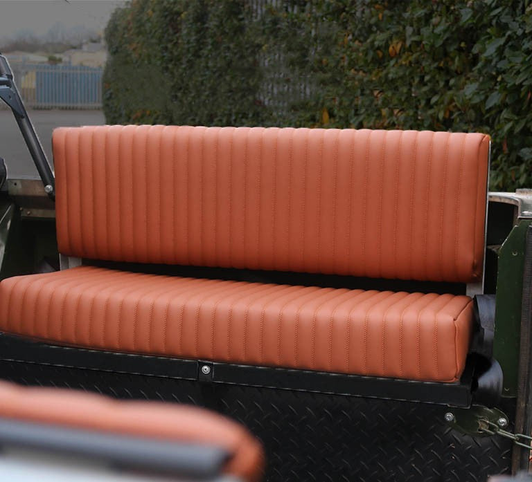 Defender & Serie 2er Sitzbank (Längsnaht, Oxford Tan Vinyl)