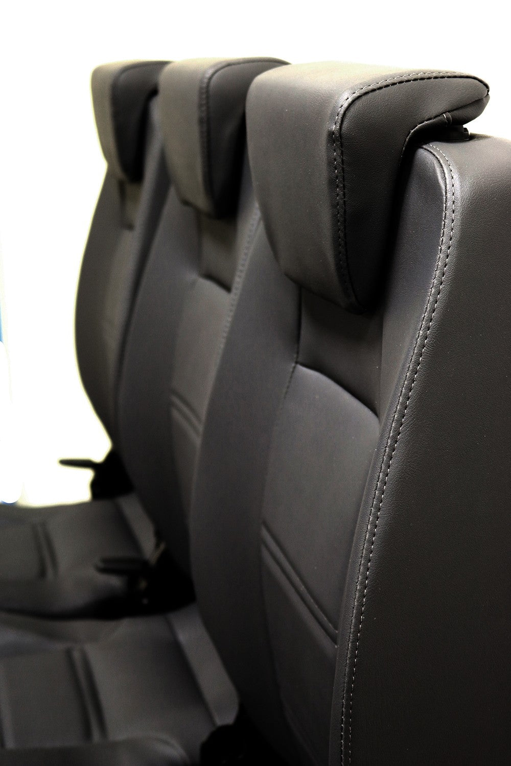 Defender "PREMIUM HIGH BACKS" Sitze (zweite Sitzreihe) (schwarzes Leder)