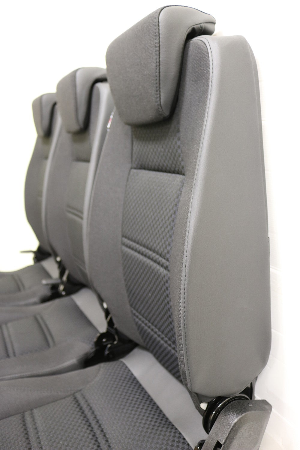 Defender "PREMIUM HIGH BACKS" Sitze (zweite Sitzreihe) (schwarzer Stoff)