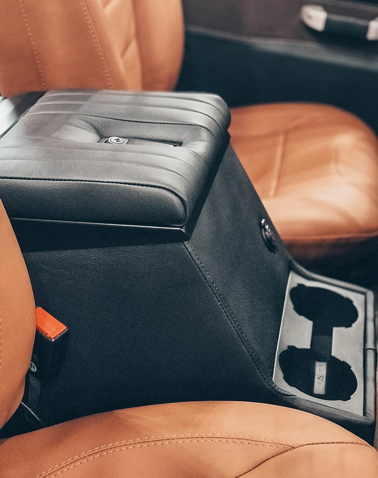 Premium Cubby Box (abschließbar) (Längsnaht, schwarzes Leder)