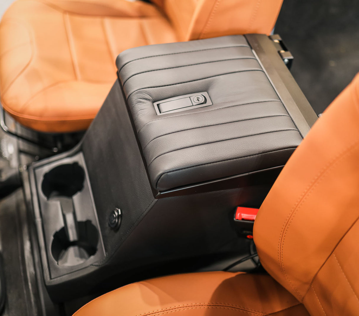 Premium Cubby Box (abschließbar) (Längsnaht, schwarzes Leder)