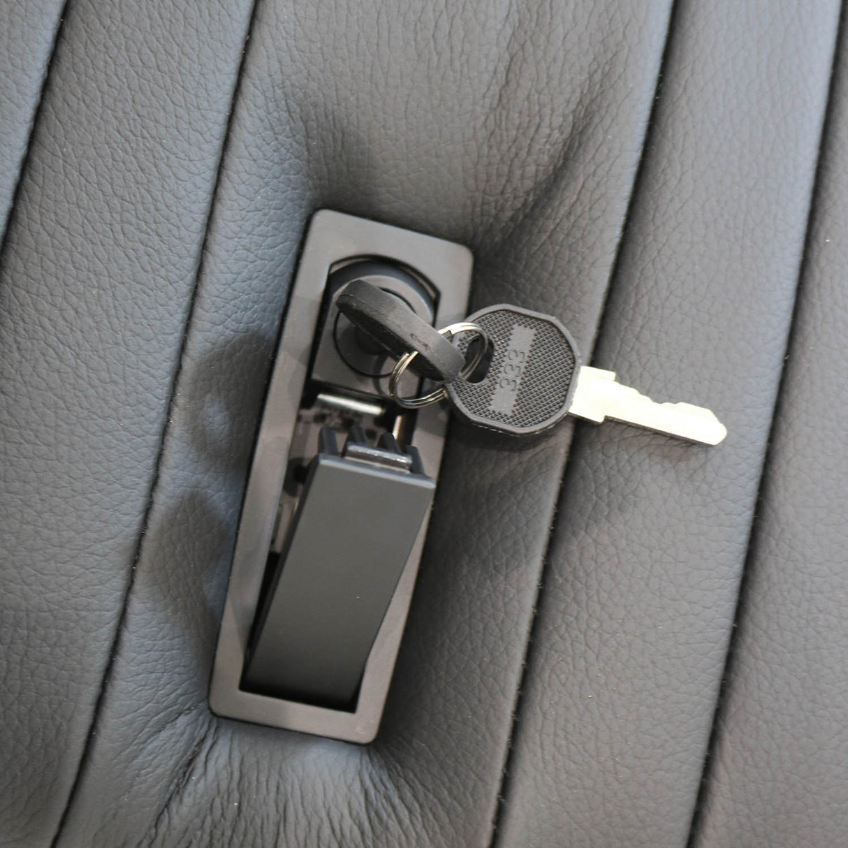 Premium Cubby Box (abschließbar) (Längsnaht, schwarzes Leder)