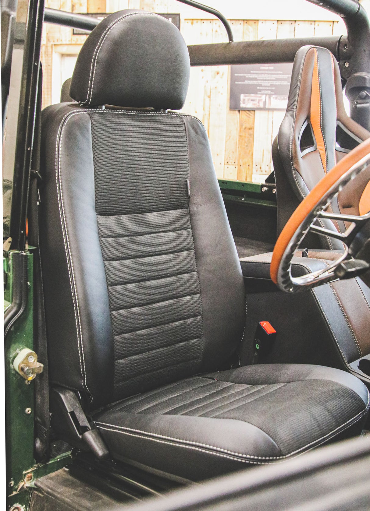 Defender "Puma" Frontsitz links (schwarzer Stoff, schwarzes Leder) beheizt