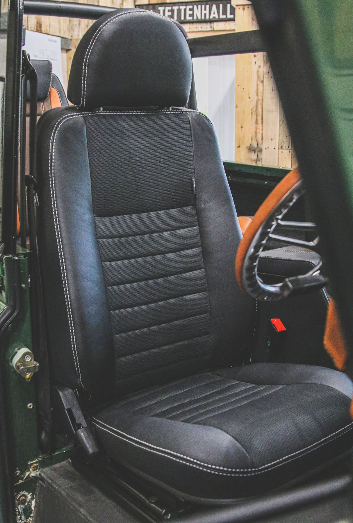 Defender "Puma" Frontsitz links (schwarzer Stoff, schwarzes Leder) beheizt