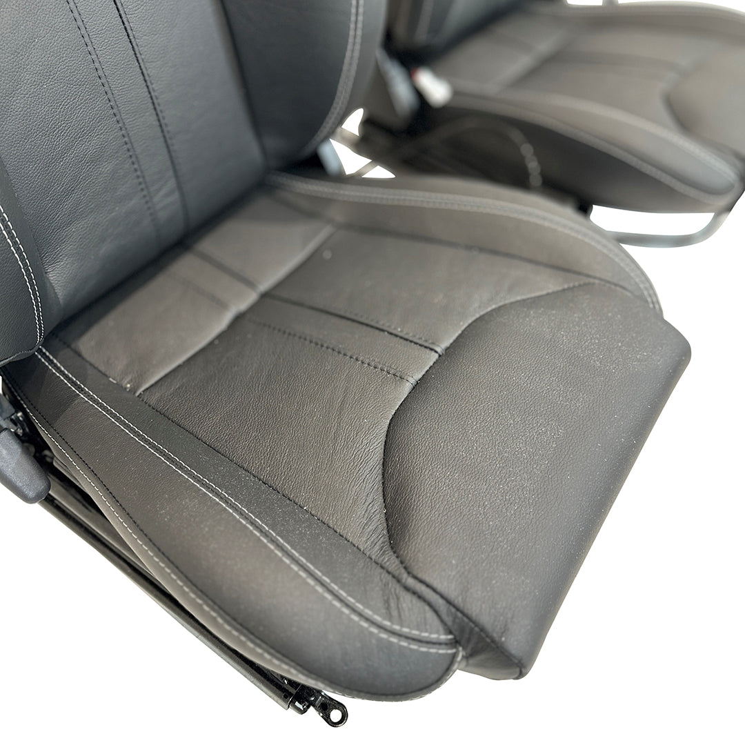 Defender Sportsitze (Paar) beheizt (schwarzes Leder, weiße Naht)