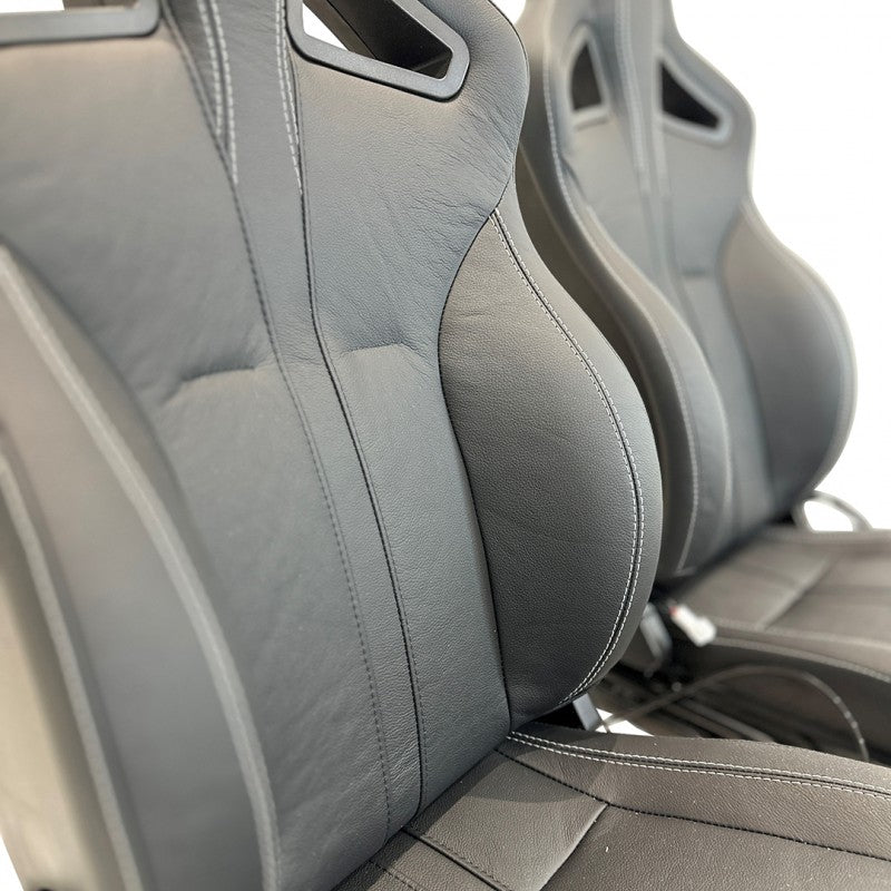 Defender Sportsitze (Paar) beheizt (schwarzes Leder, weiße Naht)