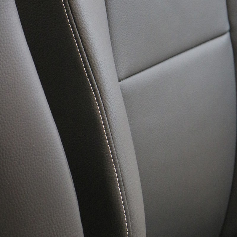 Defender "County" Frontsitze (Paar) beheizt (schwarzes Leder, weiße Naht)