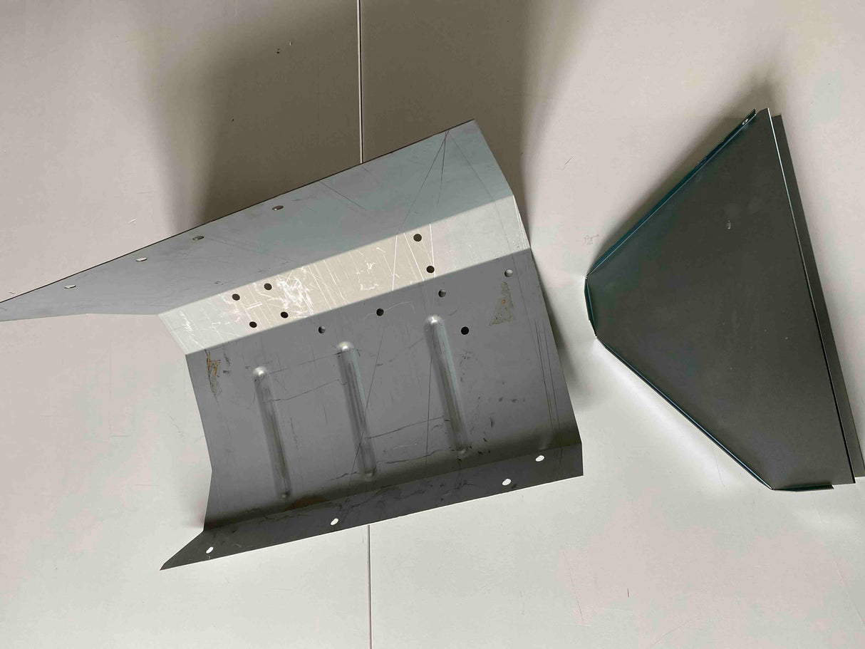 Reparaturblech Fußraum rechts (RHD) mit Rippen