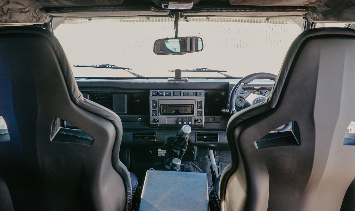 Defender Sportsitze (Paar) beheizt (schwarzes Leder, schwarze Naht)